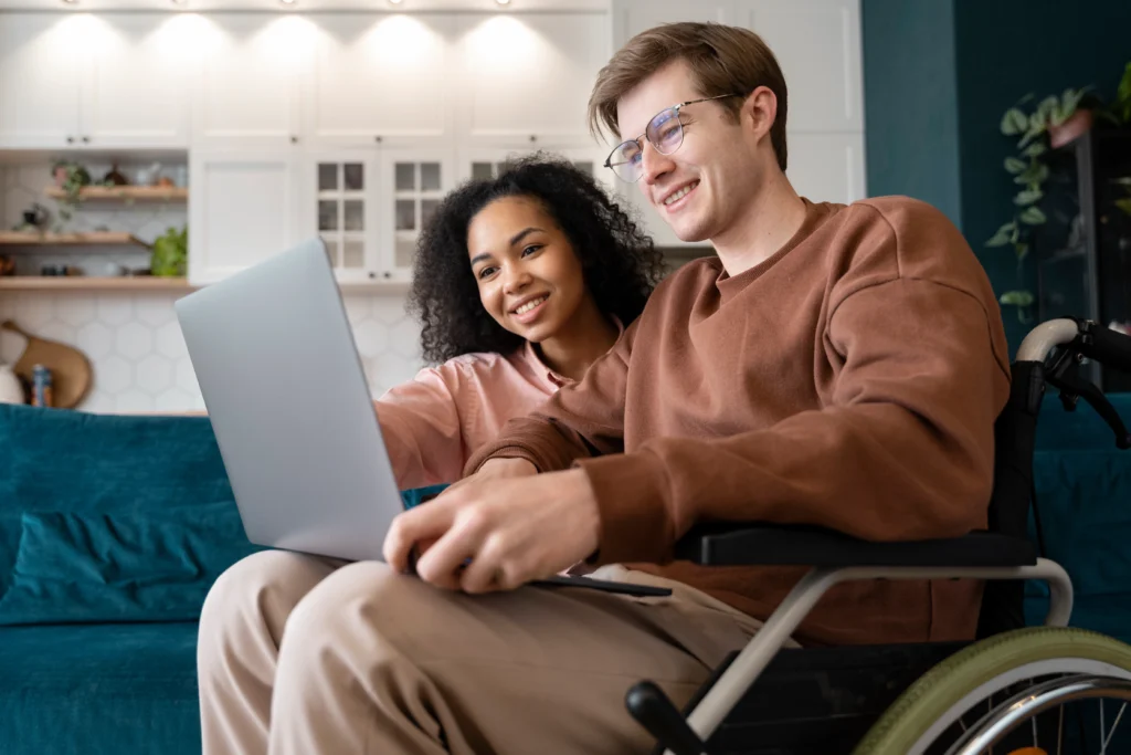 man getting help from a lady with ndis plan management